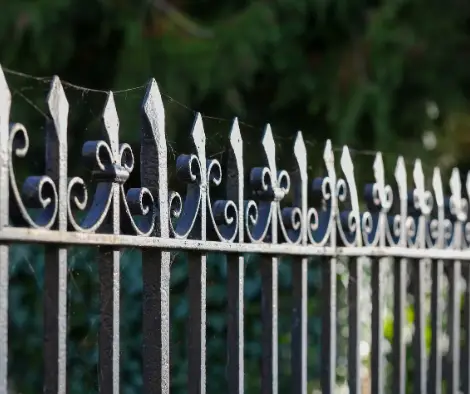 aluminum fence merchant park il chicago commercial fencing.webp