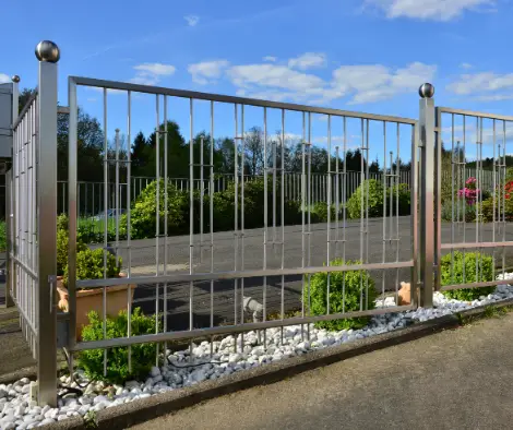 vinyl fence kennedy park il chicago commercial fencing.webp